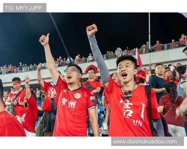 足球明星街头亲民互动瞬间展现真实魅力与球迷情感交流 足球明星街头亲民互动瞬间展现真实魅力与球迷情感交流