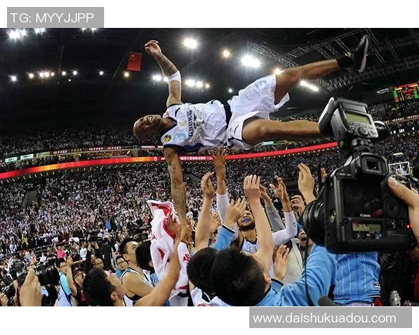 刚刚崭露头角的足球新星如何在赛场上书写自己的传奇故事